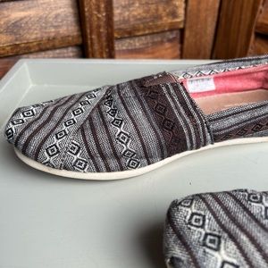 Tom’s canvas shoes
